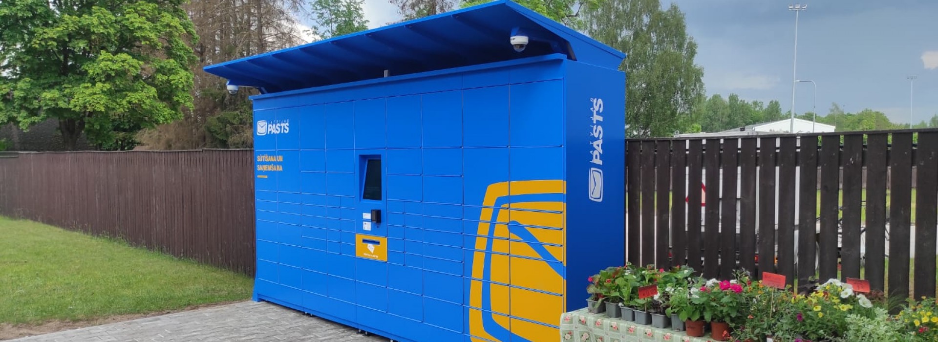 Hansab uzstādītais Latvijas pasta pakomāts