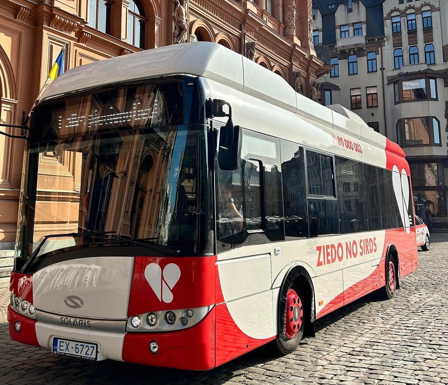 Valsts asinsdonoru centra autobuss, kurā notiek asins ziedošana, stāvvietā blakus greznai ēkai Doma laukumā.